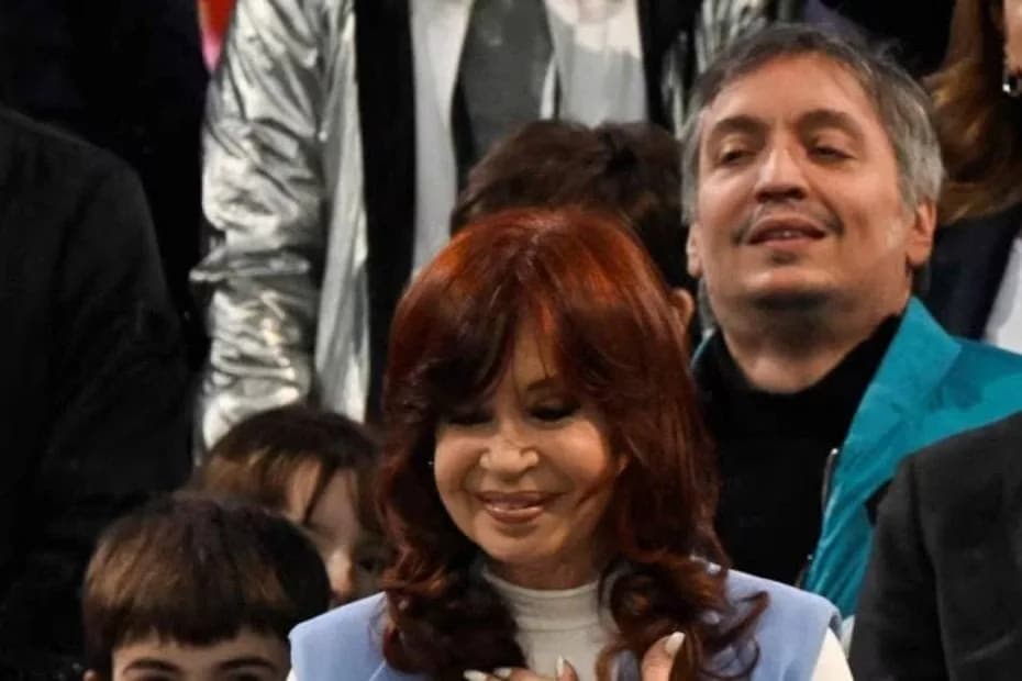Cristina Kirchner, antes de su prisión domiciliaria, junto a su hijo Máximo Kirchner en un acto.