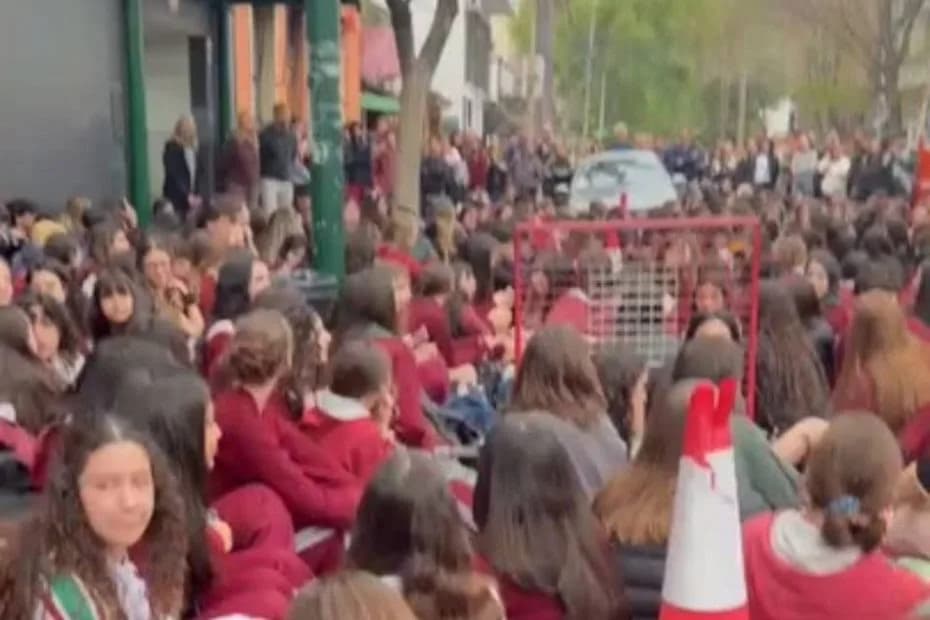 Alumnos de una escuela modelo crearon fotos de sus compañeras desnudas con IA para venderlas.