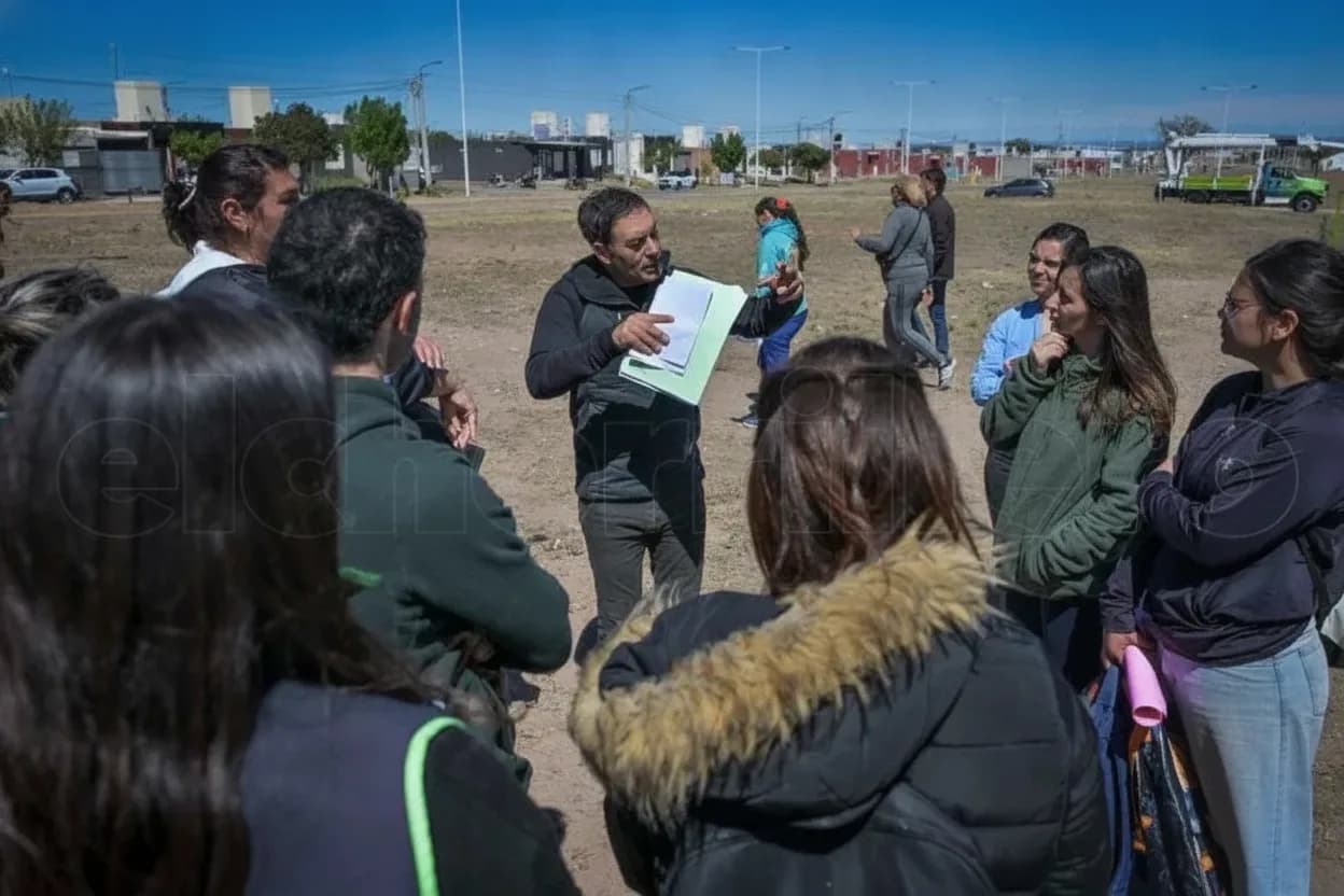 En “La Muni Más Cerca”, el intendente Hissa se comprometió a construir una plaza para vecinos de Serranías Puntanas, 527 y 800 Viviendas.