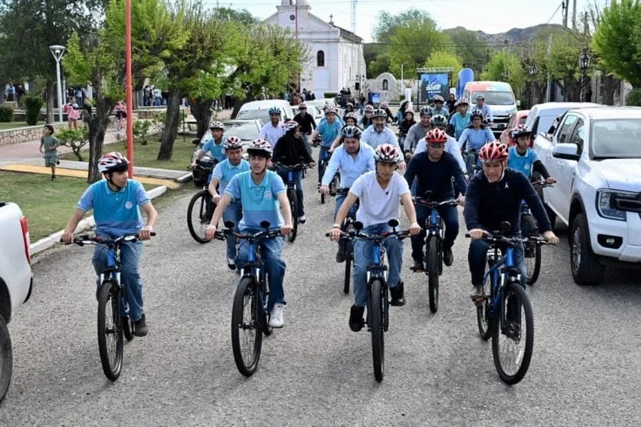 El gobernador Claudio Poggi encabezó la entrega de bicicletas TuBi en San Martín.