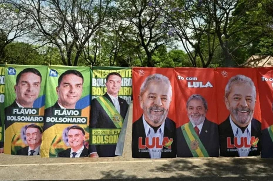 Unas banderas y toallas con la imagen del presidente de Brasil, Luiz Inácio Lula da Silva (drcha.), candidato a la reelección, y de su rival el senador Flávio Bolsonaro, puestas a la venta en una calle de Brasilia el 30 de septiembre de 2026.
