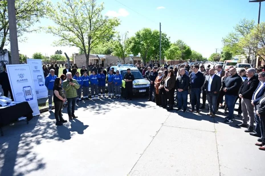 Poggi estuvo en el barrio Pablo Díaz donde inauguraron nuevas alarmas.