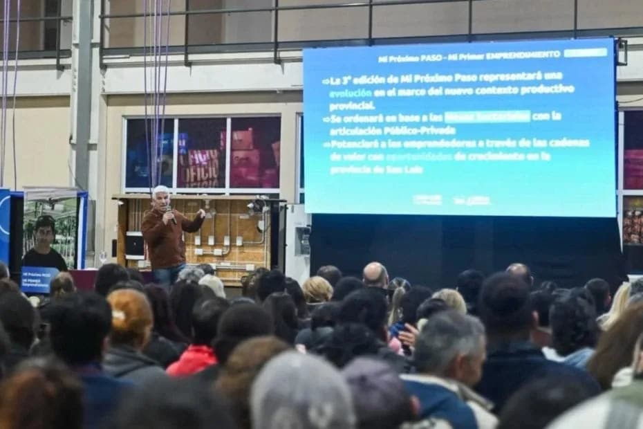 El gobernador Claudio Poggi durante el acto de lanzamiento de los programas de emprendedores.