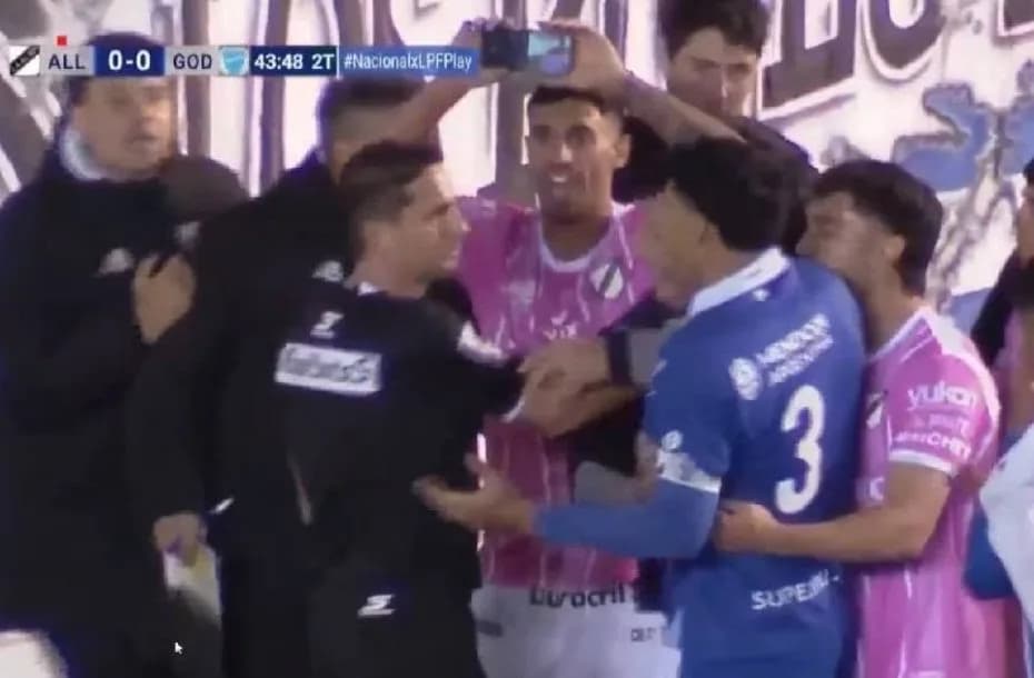 Escándalo en la Primera Nacional: le mostraron un celular con la repetición al árbitro y rectificó un penal.