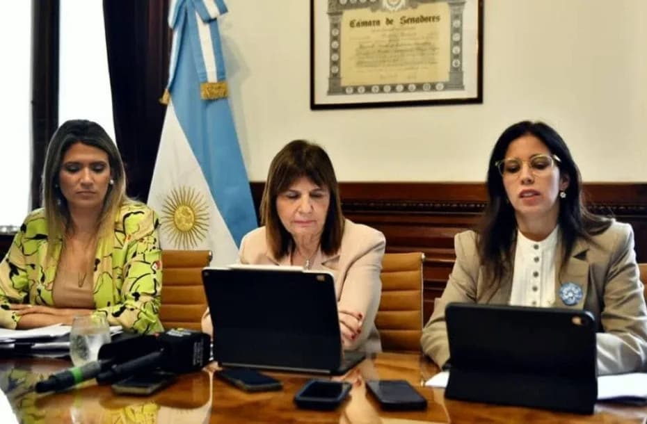 La senadora Patricia Bullrich junto a las presidentas de las comisiones de Salud, Ivanna Arrascatea (San Luis) y de Legislación General, Nadia Márquez (Neuquén)