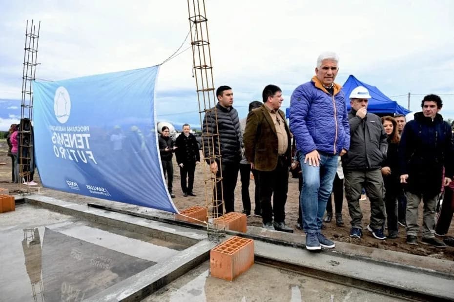 Poggi entregó cinco escrituras y visitó la construcción de 20 viviendas en La Toma