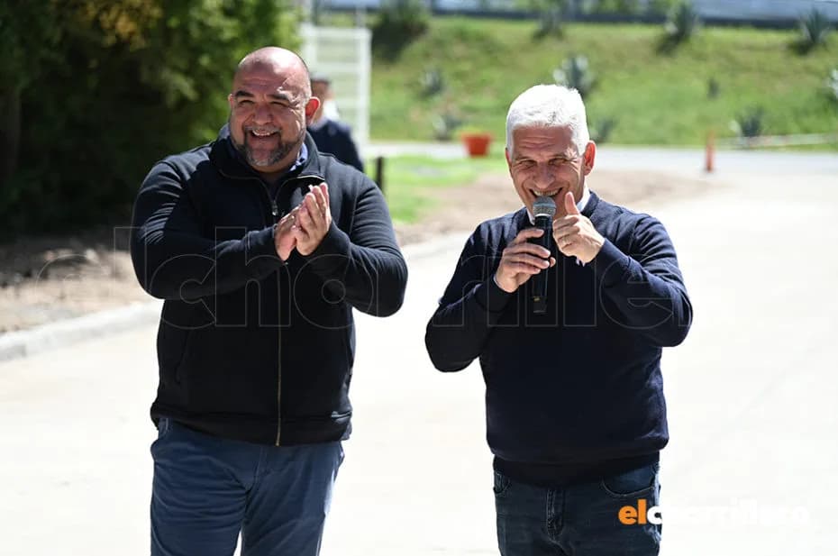 El gobernador Claudio Poggi junto al intendente Frontera en la visita a la obra de pavimento en el barrio Belgrano Norte.