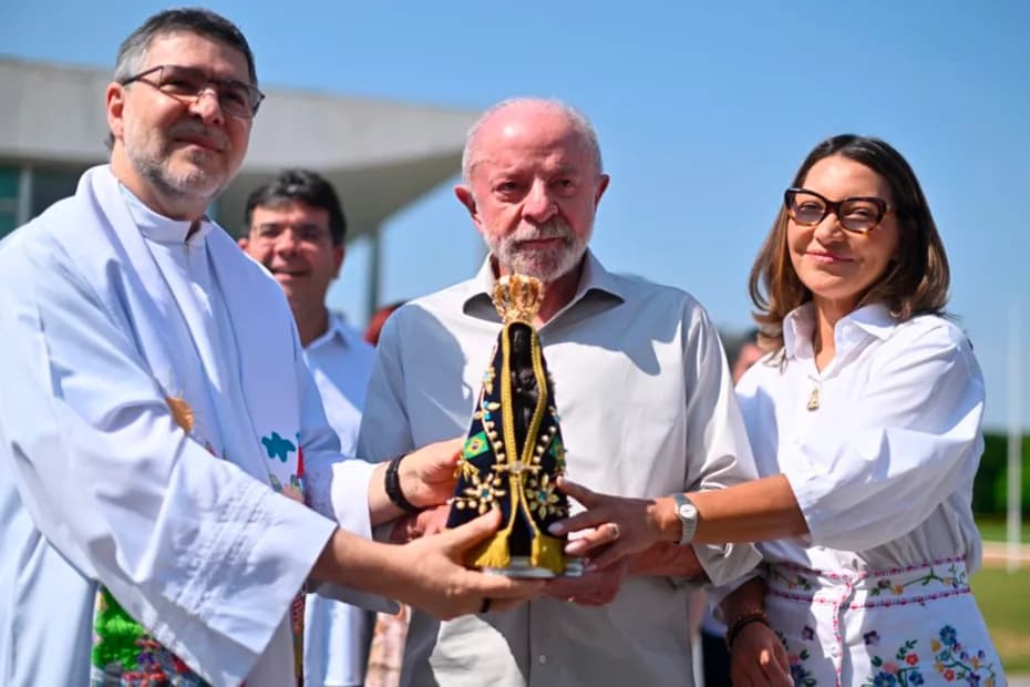 Lula y su mujer, con una imagen de la Virgen de Aparecida.