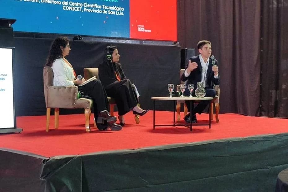 El ministro de Educación, Guillermo Araujo exponiendo en el Encuentro Nacional de Redes de Gobierno y Ciudades Inteligentes.