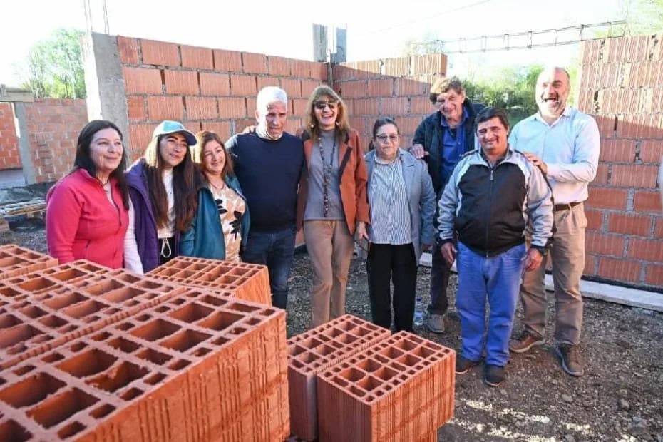 El gobernador acompañó a familias de Las Chacras en la visita a sus futuros hogares.