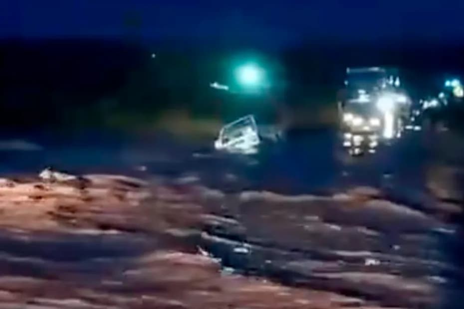 El agua cubrió por completo la Ruta 5 durante el temporal y arrastró vehículos que circulaban por la zona petrolera de Vaca Muerta.