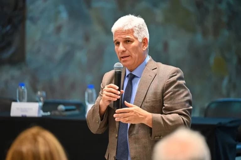 El gobernador Poggi celebró la articulación entre los tres poderes del Estado ante el nuevo desafío. (Foto ANSL)