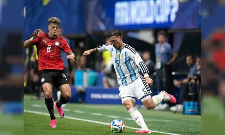 Leandro Paredes durante el partido ante Egipto.