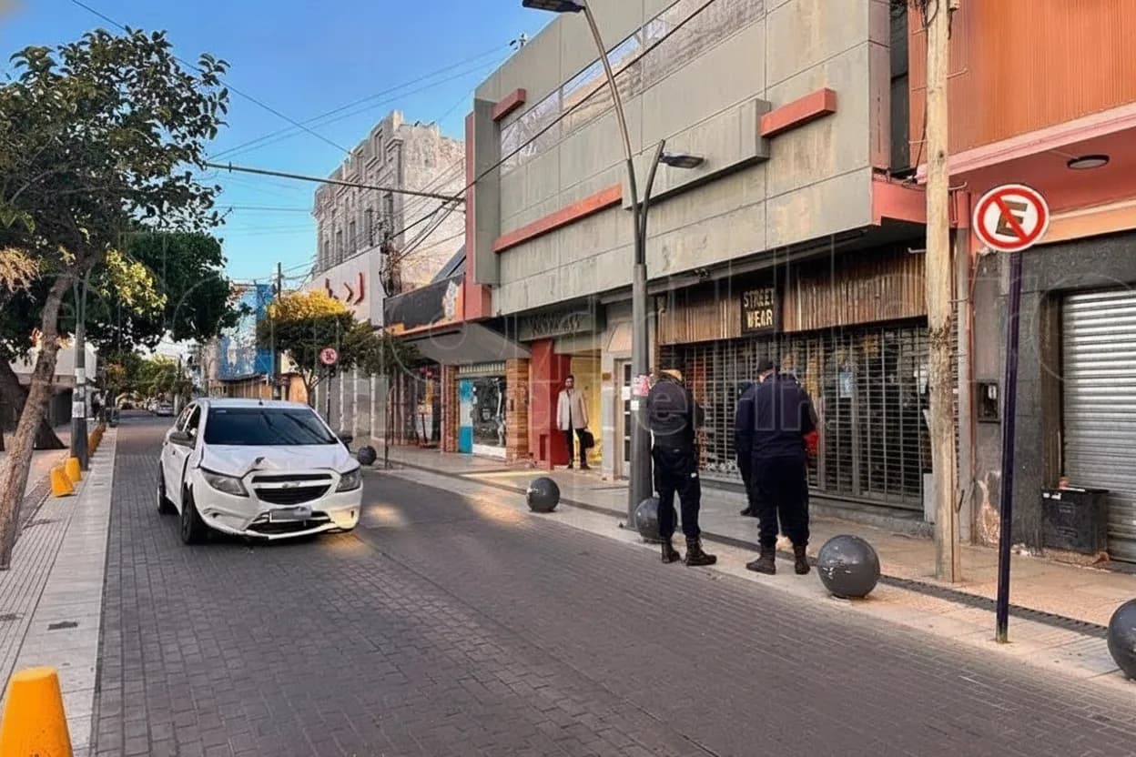 Terminó en contramano accidentado en el microcentro.
