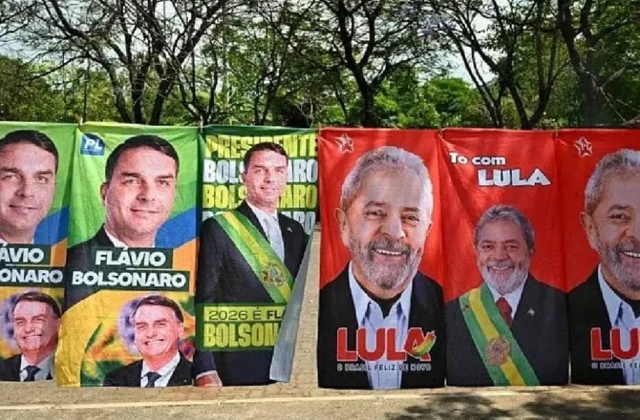 Cómo se compara Flávio Bolsonaro con su padre Jair y cuánto cambia el duelo con Lula por la presidencia de Brasil 4 años después.