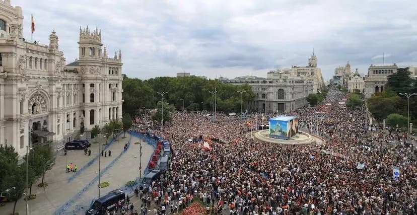 Manifestantes de vivienda, este domingo en la plaza de Cibeles de Madrid.