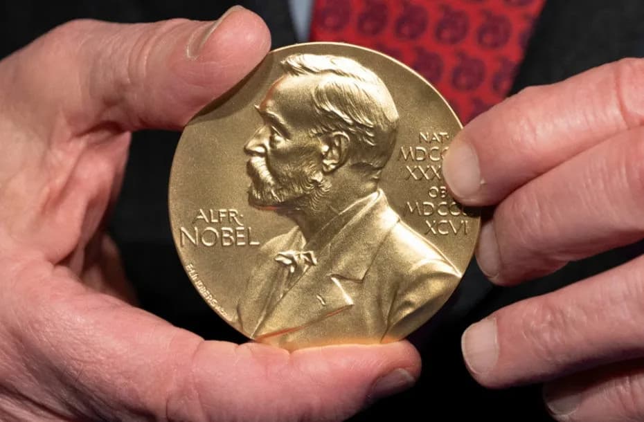 Un primer plano de una medalla del premio Nobel se ve en los Institutos Nacionales de Salud (NIH) en Bethesda, Maryland, el 8 de diciembre de 2020.