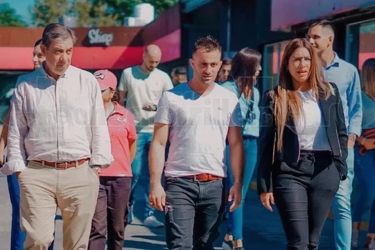 Jorge "Gato" Fernández, Christian Becher (empresario acusado y detenido por el desvío de fondos en el Molino Fénix) y Anabela Lucero en plena campaña en las elecciones del 2023.