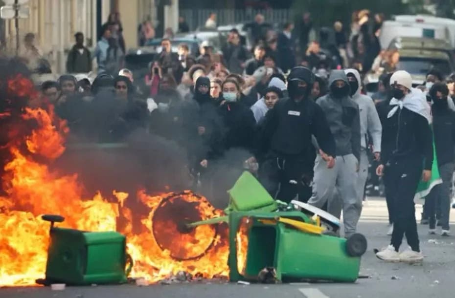 Violenta protesta de estudiantes en la parisina plaza de la Nation.