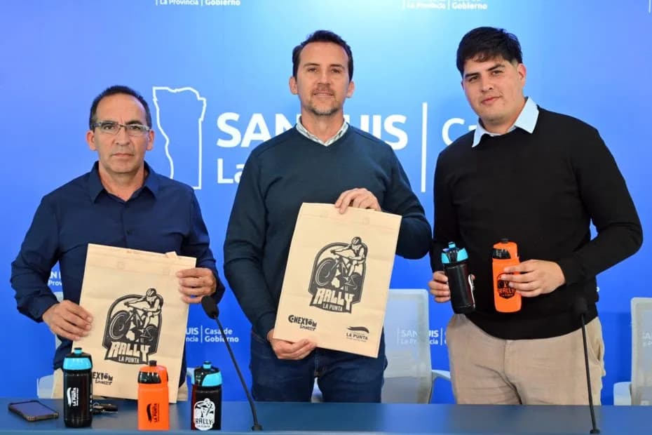 El director de Deporte Comunitario, Pedro Nadal, junto con uno de los organizadores, Alejandro Escudero y el secretario de Deportes de La Punta, Franco Jofré.