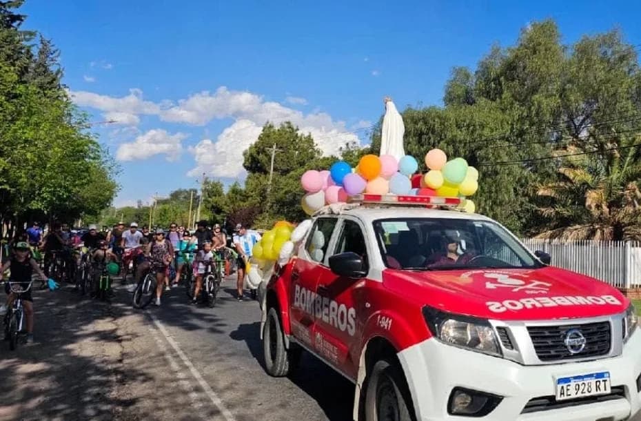 Con una bicicleteada, Juana Koslay se prepara para la novena de Nuestra Señora del Rosario de Fátima.
