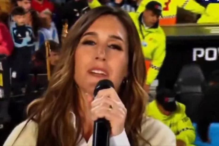 ¿Qué le pasó al seguridad que cayó detrás de Soledad cuando le cantaba a Messi?
